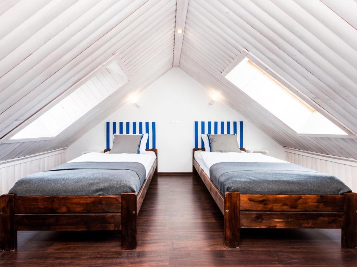 Kompleks Wypoczynkowy Pomerania Z Podgrzewanym Basenem 30 Metrow Do Morza Rewal Room photo